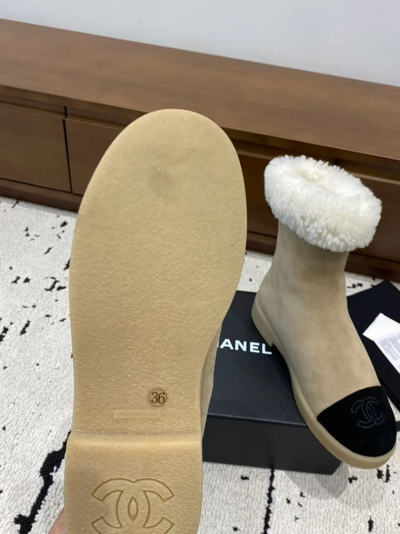 👟👟Ex-factory price 700👟👟 🍀Chanel 2025 autumn and winter furry snow boots. Chanel new autumn and winter genuine wool slippers and boots. Xiaoxiang’s 2025 autumn and winter most beautiful snow boots. Classic, beautiful and warm snow boots❤️Super warm! It's enough to have it this winter, it's really beautiful and fairy~ Materials and craftsmanship: The upper is made of custom sheepskin/wool/sheepskin, and the inner pads are all made of wool. It feels very soft and comfortable! The sole is the original TPU outsole Size: 35-39 (40.41 customized, non-refundable)